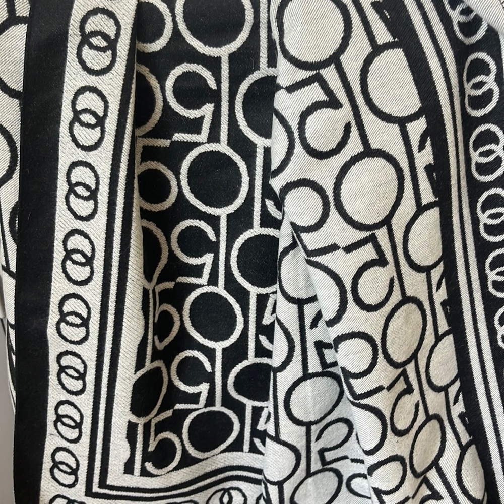100% Bloomingdale’s Scarf 25”x72” Scarf ,Cut Fringe Edges Black and Beige